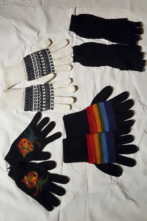 Accessories: Gloves<br> Composition:  100% Alpaca <br> Sizes: Standard
